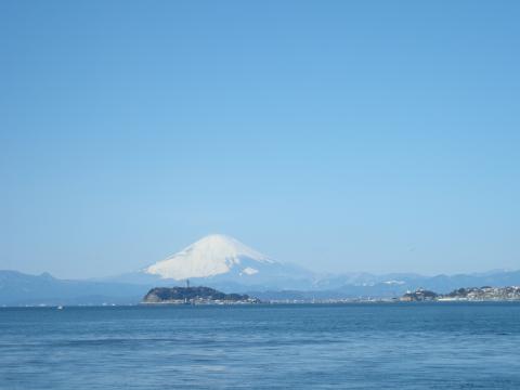 逗子マリーナから見た富士山と江ノ島。今から江ノ島まで走るゾ!