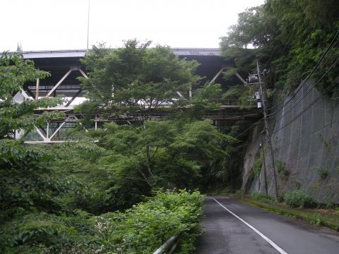 東名高速の下をくぐり