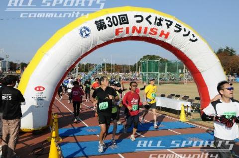 やった、初フル完走!(あれぇ~、ガッツポーズはどこへ?)