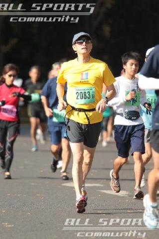 (あっという間にゴールまであと1km)
あぁ、何でこんなしんどいことを好きこのんでやってるんやろ。オレはアホや、絶対アホに違いない。マラソンなんてしんど過ぎや。こんなこともうやめや、やめやめ。いい気になって湘南国際申し込んだのもアホやった。そら最後まで普通に走って行ける周りの皆さんはええかもしれへんけど、もうヘロヘロになって今にも歩きそうになっているオレはどうやねん。もう・・・