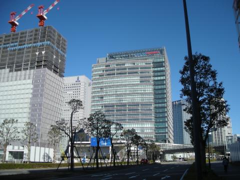 日産の新しい本社ビル。銀座から移転してきました。
最近、スカイラインの開発責任者を長く務めた桜井氏が亡くなったというニュースがありましたが、「昔のケンとメリーのスカイラインとか、カッコ良かったよなぁー」と思い、iTuneで「愛と風のように」を買ってしまいました。これって「ケンとメリー」さんが歌っているのかと思っていましたが、BUZZって言うグループが歌っていたんですね。全然知らなかった。オヤジの懐古趣味。