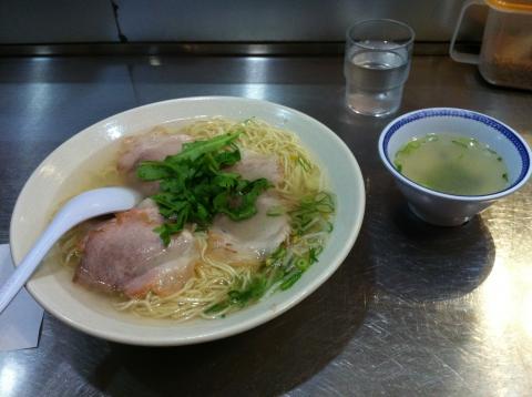 梅田の「揚子江ラーメン」は超アッサリ系ラーメン。大盛りを注文すると（多分どんぶりが麺でいっぱいになってしまうので）追加のスープが別についてきます。大阪マラソン前夜はこれでカーボローディングどうぞ！