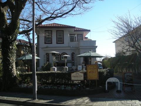 人気洋菓子店の「えのきてい」。これも中に入ったことはありません。ただし、こちらは入ろうと思えば入れる値段。