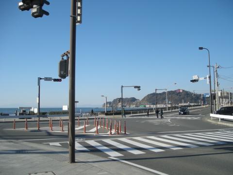 由比ヶ浜に到着。ここでちょうど10km。ここから海岸沿いに江ノ島まで海を見ながらの楽しいラン。