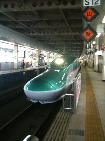 JR東日本の東北新幹線に3月5日から導入されるE5系新幹線の試運転に乗ってきました。なかなか快適です。今回からグリーン車のさらに上級クラスの「グランクラス」が導入され、飛行機のファーストクラスみたいなレカロの超高級革張りシートの座席が導入されます。当初2年間は最高速度300kmでの運転ですが、その後は320kmに引き上げることになっています。