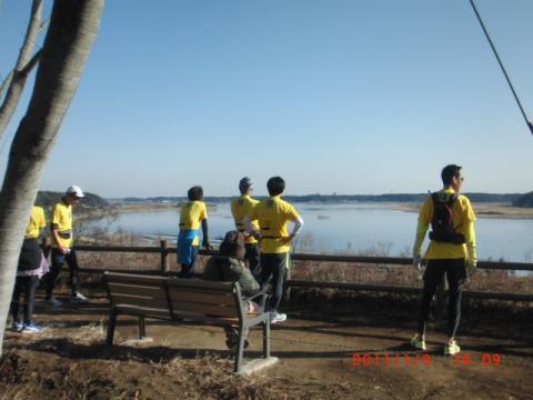 最近出来た公園(Yotchangさんゴヨウタシ)の展望台から景色を味わう面々。手前のベンチのおばちゃんは、この集団をどう見ていたのだろうか。