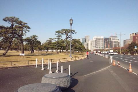 皇居に到着。なんか、ローカルな大会していた。1ヶ月振りくらいに、バイクだけど1周した。