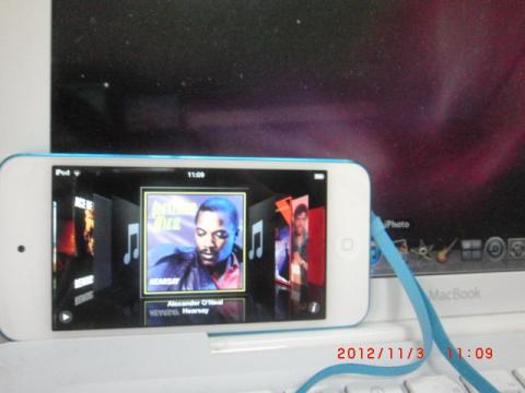 復旧したMacBookと新調したiPodTouchです。RetinaDisplayがめっちゃきれいです。