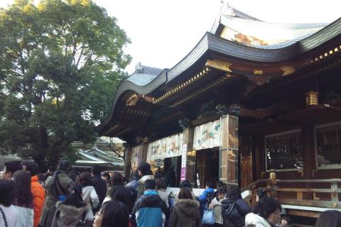 湯島天神。結構な人。
