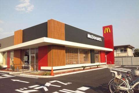 BIKE後のトランジッションはマック。じつは我が母校、柏5小の目の前に出来た。