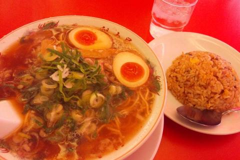 女将と娘と京都ラーメン魁力屋。味はまあまあでした。