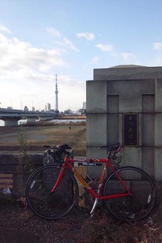 自宅をスタートして1時間半ぐらい。荒川の四ツ木橋からスカイツリーを望む。