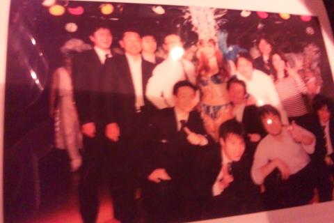 トップダンサーを囲んだポラロイド写真を撮ったらかなりボヤケマした。