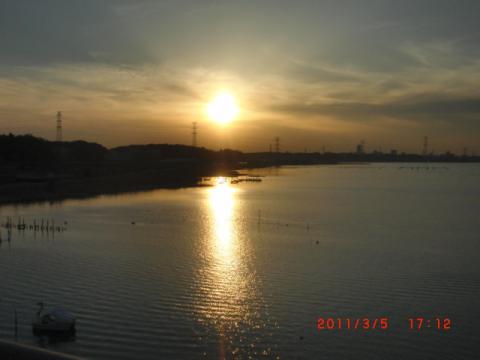 夕焼けの手賀沼。大橋から。富士山は見えなかった。
