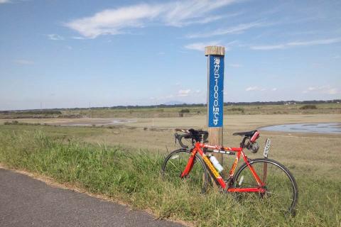 自宅から１５キロ地点、ここから利根川の土手をスタート。向こうに１週間前にヒルクライムした筑波山が見える。