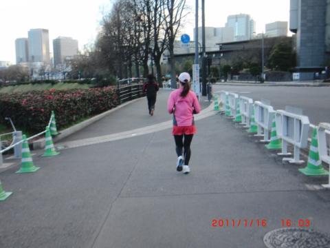 久々の昼間の皇居。気持ちが良い。半蔵門の警察署前。先は娘、手前はスザンヌ。