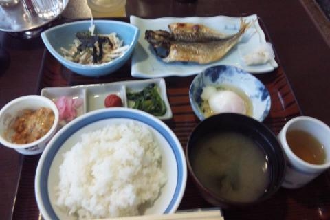 今朝の朝食!アジの開きが脂がのってうまかった。