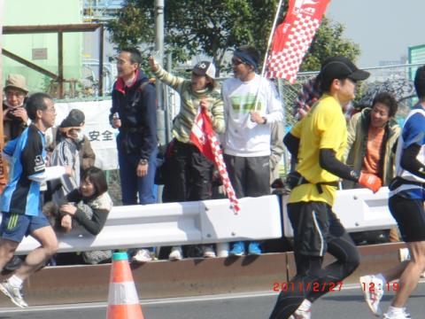 ラスト3キロを快調に飛ばすコナンさん。
すると向こう側にはどこかで見た大先輩が。