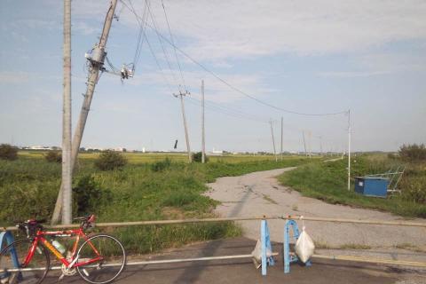 南部手賀沼の入り口あたり。震災の余韻がまだかなり残っている。電柱傾きまくり、道はでこぼこで、通行止め。震災の影響はまだまだ続く。