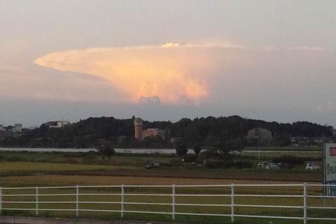 手賀沼に戻ったら突然現れたキノコ雲。皆さん、シャッター切りまくってた。