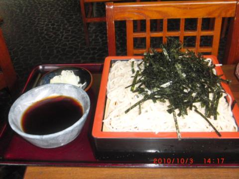 ざるそばとビールを頂く。至福のとき。