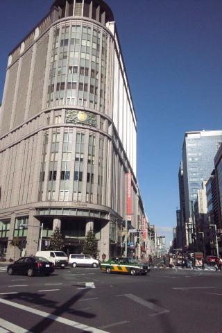 日本橋から三越を見上げる。RORYさんの会社近くらしい。