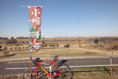 小堀の渡し。利根川を渡っていないのに、茨城県取手市。後ろを振り返ると、昔の名残と思われる川が。治水事業で、利根川のルートが変わったのですね。よって、ここは昔の利根川の北側。(ブラタモリでした)