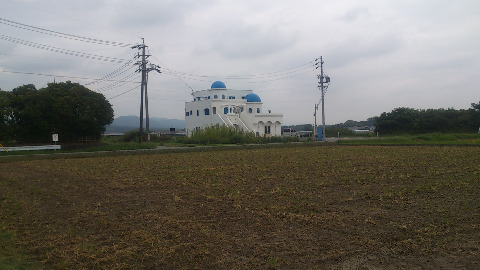 畑の真ん中に怪しい建物。　UFOの秘密基地に違いない！(^_^;)