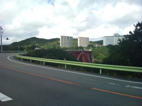 的矢湾大橋。スペイン村のマラソンをスタートするとすぐに出てくる絶景ポイント。