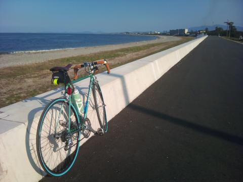 この堤防沿いにしばらく走る。日差しはあるが涼しくて気持ちいい。