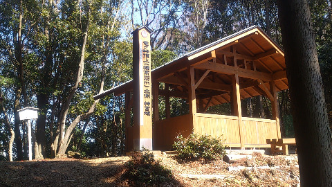 経由地点の竜が峠　このまままっすぐ進むと神宮宮域となり内宮にでる。今回は左折して鷲嶺を目指す。