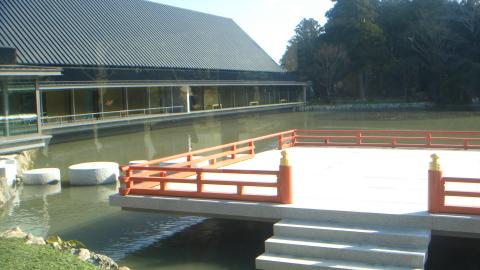 御手洗い場の向こう側の「勾玉池」に新しい建物が出来ていた。「せんぐう館」というらしい。