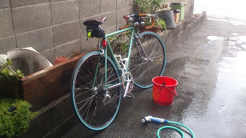 洗車してデグリース。　ついでに前後のタイヤ交換。　オイルを差して試走したらメッチャ静かになった。(^_^)
