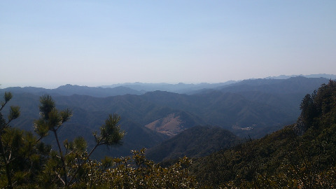 鷲嶺直前の展望台。　南方向を望む。　正面に見えるのは五ヶ所湾か？