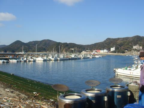 出発地点近くの和具漁港。
下に見えるドラムのようなものは海藻の全自動洗濯乾燥機。(^_^)