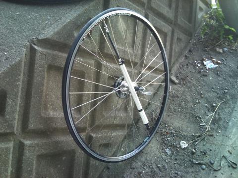 取りあえず、携帯ポンプで空気を入れてみたが、全然入らん！(;_;)