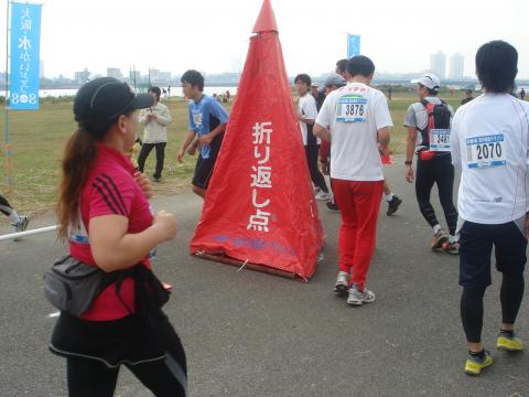 1回目の折り返し地点。クォータマラソンにあたる距離(約10.55km?)だと思う。この時グロスタイムは1時間22分52秒