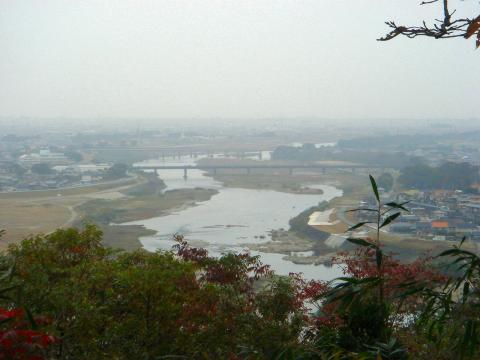 宮川を望む。黄砂のせいか、霞んでいる。
