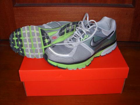 これが古いシューズ、NIKE Air Zoom Start+2009。 並べるとかなり違うが、なんとなく似ている。と思っている。(^_^;)