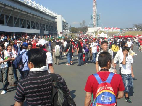 朝１０時ころのグランドスタンド前。意外に人が少ない。去年は道路が見えないくらい人がいたように思うが？・・・