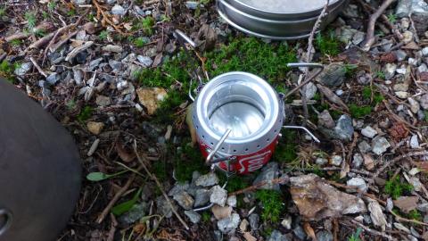 アルコールストーブデビュー。昼間の外だと火が付いていても見えないので気を付けないといけない。屋外のためか25ccのアルコールで500ccの水が沸騰するまではいかなかったけど、カップヌードルを作るには十分な温度になっていた。