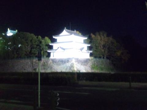 西北隅櫓(重要文化財)
戌亥櫓とも清洲櫓とも云われ、他の建物の古材を転用して建築されている・・・・らしい。左奥には天守閣がチラッと見える。
しかし、実際は暗闇の中に真っ白にライトアップされて、非常にきれいなのだが、スマートフォンのカメラ機能は貧弱なので、極端に明るいとハレーションを起こしてしまう。というか人間の目が素晴らしすぎる!(^_^)