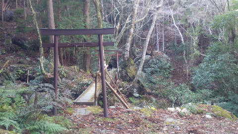 この鳥居をくぐって川を渡ると不動の滝がある。実は手前の広場は駐車場って書いてあるのでここまで車で来られるようだ。(^_^;)
