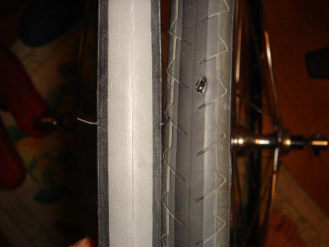 左がNEW TYRE。 右のテカっているところが、アロンアルファで埋めた穴。走っているうちに取れてしまう。