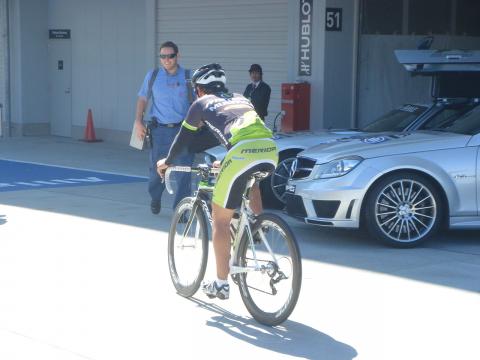 いきなりバイク登場。後で聞いたらトゥルーリだった。F1ドライバーは結構バイクに乗っている。琢磨、バトン(トライアスロン)など