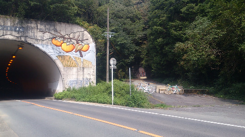 新旧の女鬼トンネル
新しい方には幅3mほどの歩道が付いているのでバイクでも大丈夫だった。