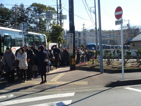 内宮に向かう「御木本道路」。 外宮から数百mのところで観光バスを降りて外宮に向かう参拝客。歩道一杯に歩いてくるので走れない!