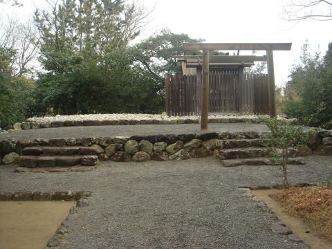 5.5km地点、川の合流点の突端にある朝熊神社。
左側に「遷宮」用の土地がある。
