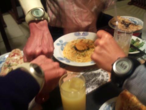 Loading
Carbohydrates.......
店内照明では暗いのでブレた。しかもsugyonさんがいない?
