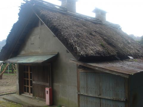 最後に寄った二見神社の横にあった茅葺の家(倉庫か?)
一般には建築基準法では許されない屋根材だが、なにか神社がらみの由来があるのだろうか?しかし、壁はモルタル塗だし、煙突のようなものがあるので、昔の建物ではないように思う。